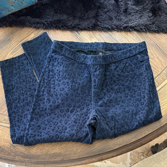 Hue Textured Leggings. Two pair. Size M - Picture 2 of 7